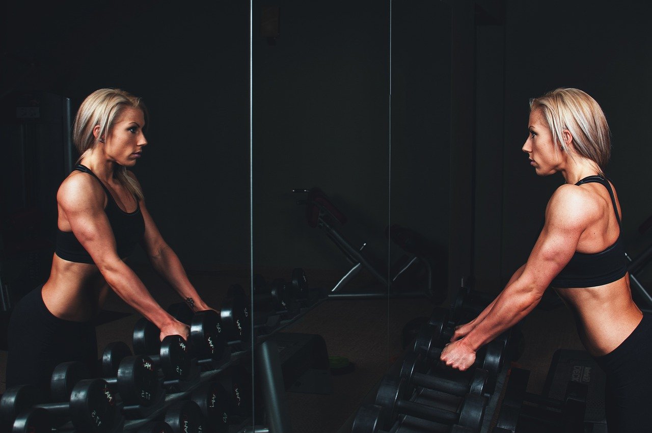 Jak zbudować silne mięśnie nóg? Najlepsze ćwiczenia dla kobiet