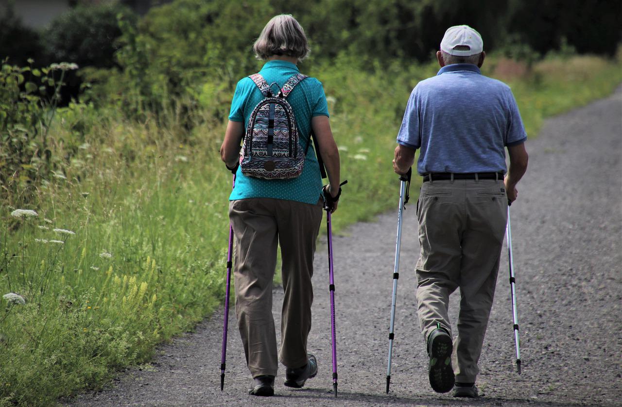 Jakie są korzyści z uprawiania nordic walking? Aktywność fizyczna dla kobiet w każdym wieku